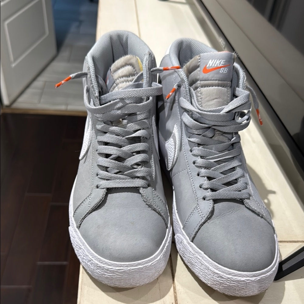 LIKE NEW Nike SB Gray High-Top Sneakers